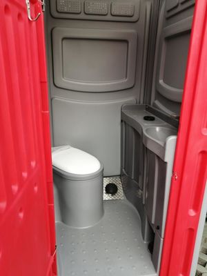 Vermietung fertiger Plastiktoiletten