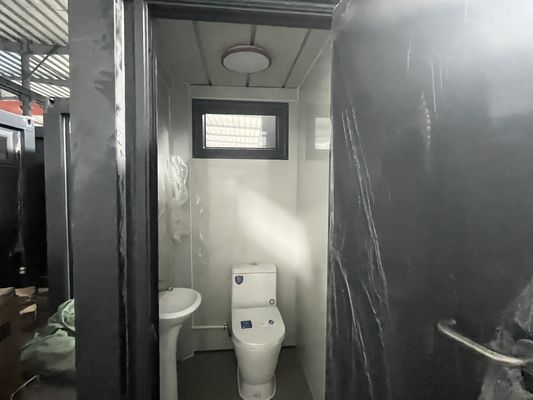 2.4M X 1M Flat Pack Portable Toiletten mit stärkerem Rahmen und isolierter Wand, vorgefertigte Sanitäranlagen und Verkabelung